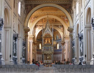 "Rom, San Giovanni in Laterano, Innenansicht" by Dnalor 01 - Own work. Licensed under CC BY-SA 3.0 via Wikimedia Commons