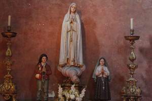 Our_Lady_of_Fátima_and_the_Children_-_Igreja_de_São_Domingos_-_Lisbon