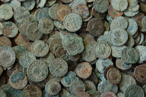“Close up of the coin hoard”  By Portable Antiquities Scheme from London, England  Licensed under  CC BY-SA 2.0 via Wikimedia Commons 
