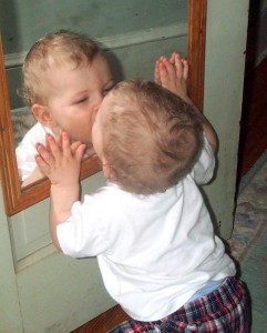 "Mirror baby". Licensed underCC BY 2.0 via Wikimedia Commons.