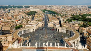 "St Peter's Square, Vatican City - April 2007" by Diliff - Own work. Licensed under CC BY-SA 3.0